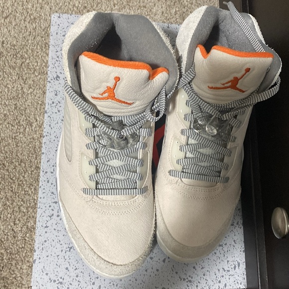 Jordan 11 jubilee, Jordan 4 thunder, Jordan 5 light ore wood brown. - Picture 8 of 8